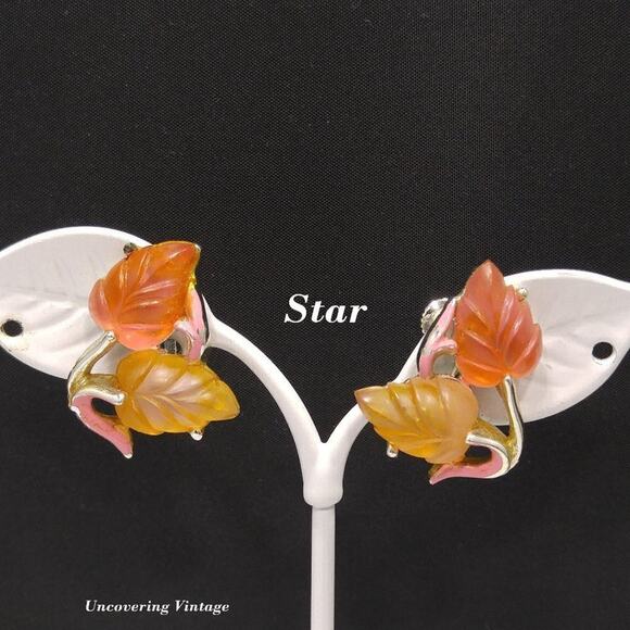 Vintage 1950s STAR Lucite Leaf Earrings Pink Enamel Screw Back Jewelry - Picture 1 of 7